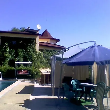 Part Of The House In The Apple Garden Warna