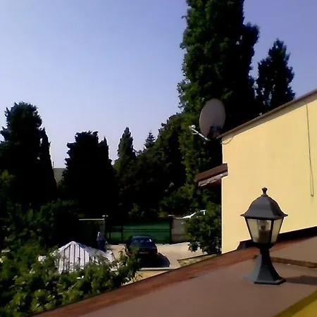Part Of The House In The Apple Garden * Warna