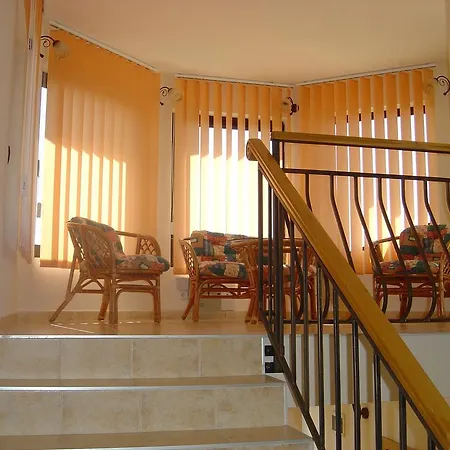 Part Of The House In The Apple Garden Warna