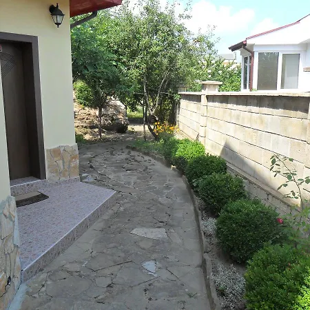 Part Of The House In The Apple Garden * Warna