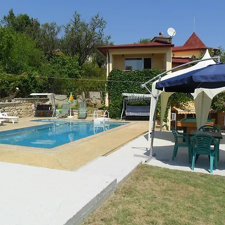 Part Of The House In The Apple Garden Warna
