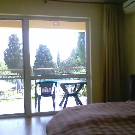 Part Of The House In The Apple Garden Warna