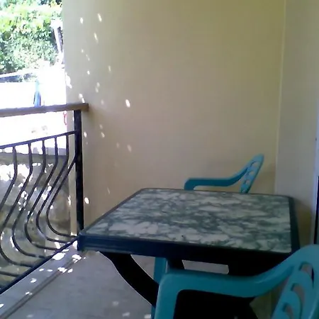 Part Of The House In The Apple Garden Warna
