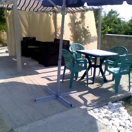 Part Of The House In The Apple Garden Warna