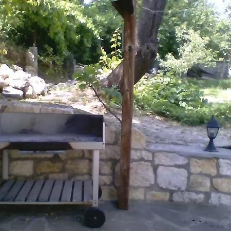 Part Of The House In The Apple Garden Warna
