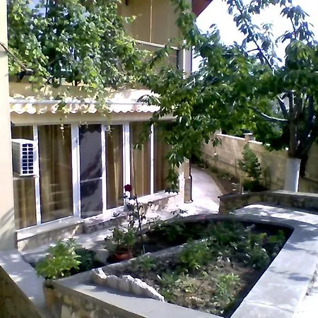 Part Of The House In The Apple Garden * Warna