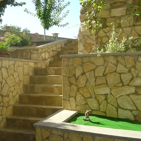 Part Of The House In The Apple Garden * Warna