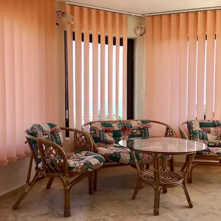 Part Of The House In The Apple Garden Warna